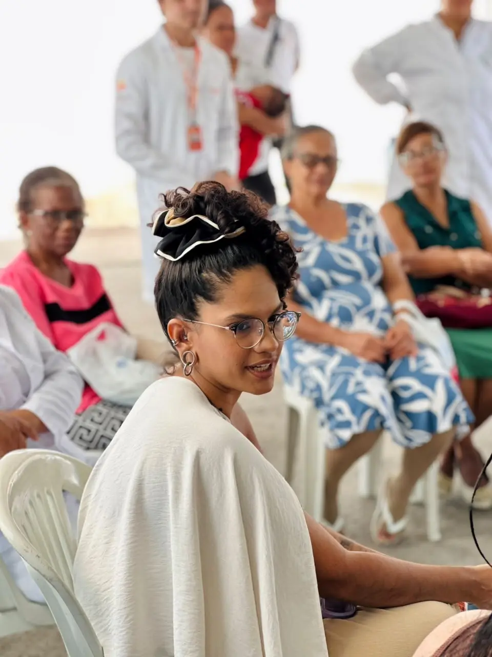 Vitória em uma roda de conversa com um grupo de mulheres