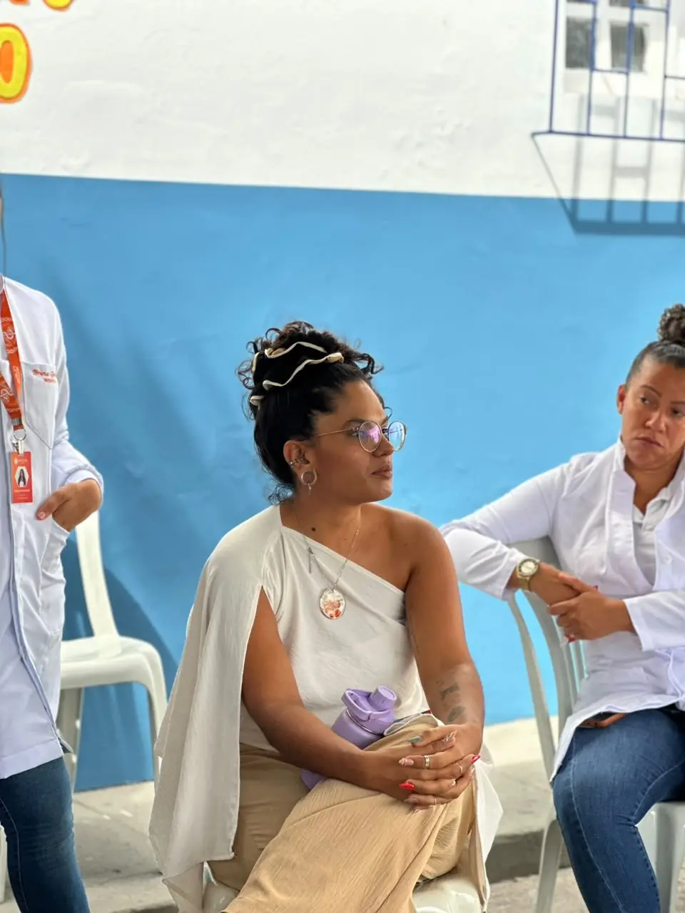 Vitória conduzindo uma roda de conversa com um grupo