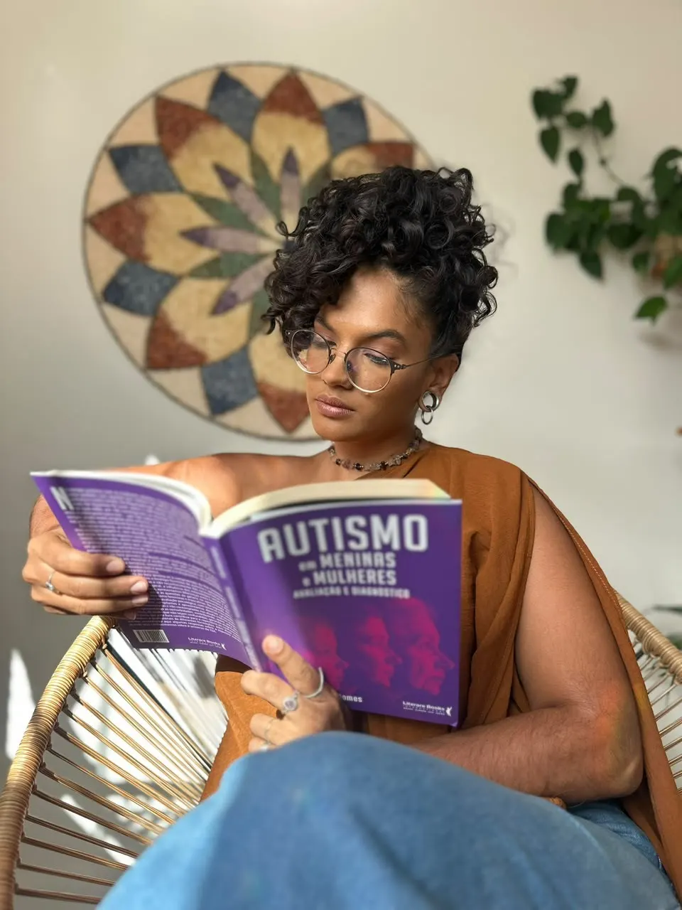 Vitória lendo o livro Autismo em meninas e mulheres